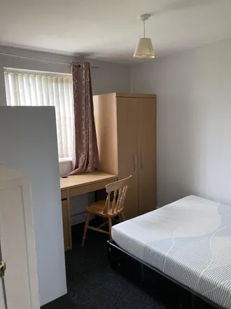 Rent this 8 bed room on 13 Willow Way in Aldershot, GU12 4DT