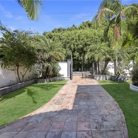 Image 4 - 4555 North Country Club Lane, Long Beach, CA 90807, USA - House for sale