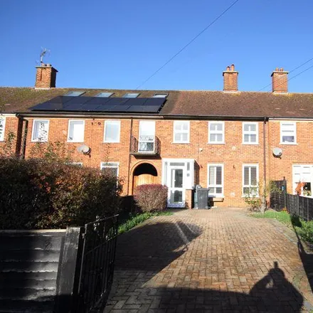 Rent this 3 bed townhouse on Churchill Crescent in Thame, OX9 3JW