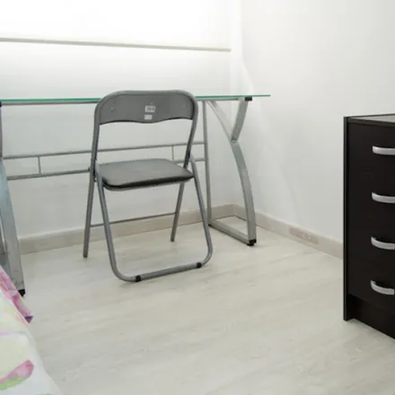 Rent this 3 bed room on Carrer de l'Arquitecte Arnau in 20, 46020 Valencia