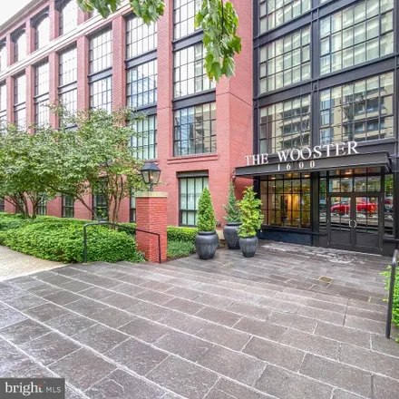 Rent this 2 bed loft on The Wooster in 1600 Clarendon Boulevard, Colonial Village