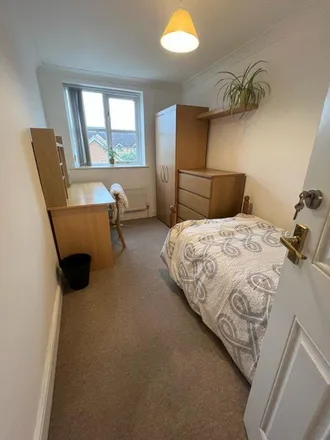 Rent this 8 bed townhouse on 19 Aspen Grove in Aldershot, GU12 4EU