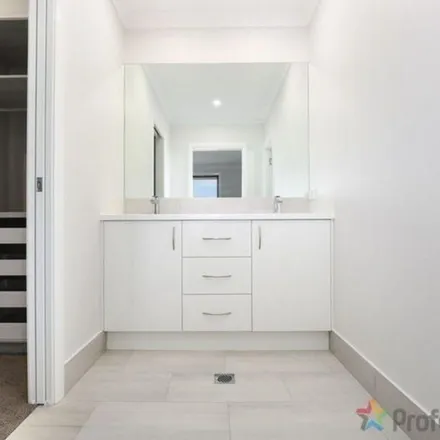 Image 5 - 13 Kenalmac Avenue, North Hill NSW 2350, Australia - Apartment for rent