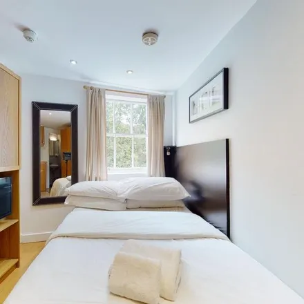 Rent this studio apartment on 28 Cartwright Gardens in London, WC1H 9EH