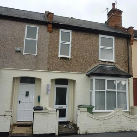 Rent this 3 bed townhouse on Llewellyn Road in Royal Leamington Spa, CV31 2BJ
