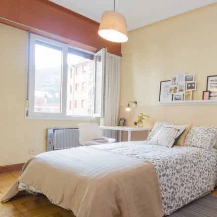 Rent this 3 bed room on Calle Gordóniz / Gordoniz kalea in 49, 48012 Bilbao