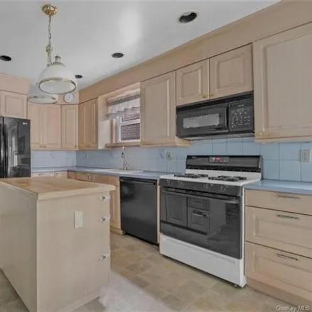 Image 7 - 2201 Pearsall Avenue, New York, NY 10469, USA - House for sale