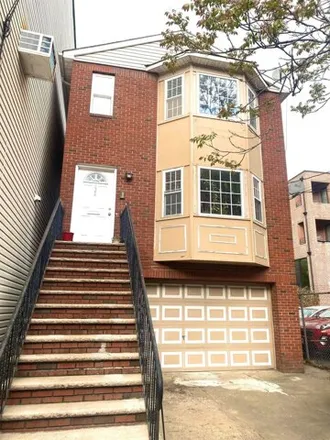 Rent this 3 bed house on Viva Mexico Taqueria in Morris Street, Jersey City