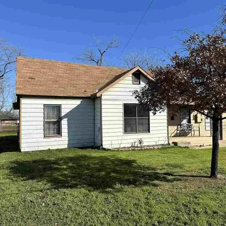 Image 2 - 858 East Wichita Street, Henrietta, TX 76365, USA - House for sale
