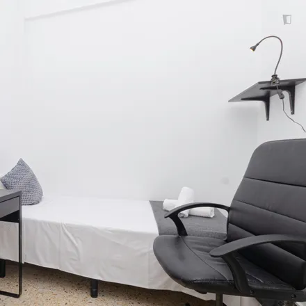 Rent this 5 bed room on Autoservei Alimentació in Carrer de Vila i Vilà, 08001 Barcelona