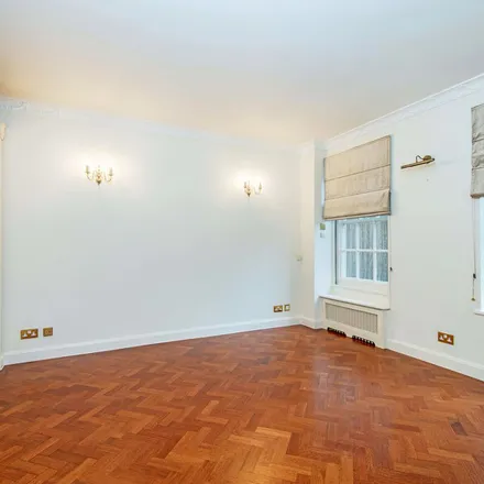 Rent this 3 bed apartment on South Lodge in Circus Road, London