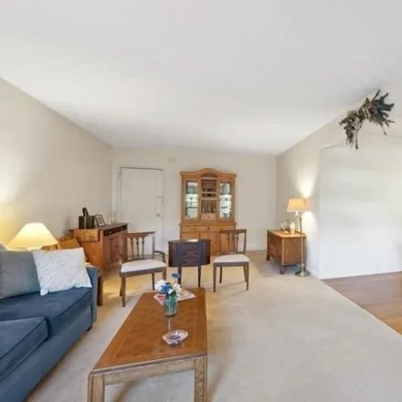 Image 5 - 162-01 Powells Cove Boulevard, New York, NY 11357, USA - Apartment for sale