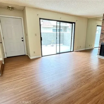 Image 4 - 7083 Kester Avenue, Los Angeles, CA 91405, USA - Townhouse for sale