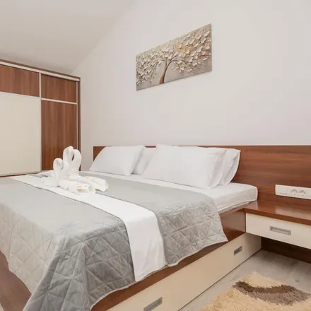 Rent this 3 bed house on Dobrinče in Split-Dalmatia County, Croatia