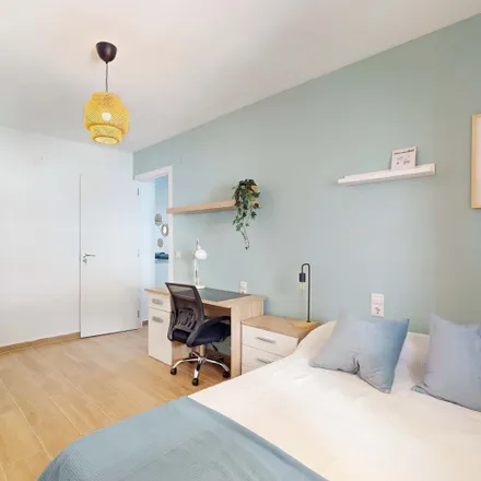 Rent this 6 bed room on Carrer del Pintor Zariñena in 46001 Valencia, Spain