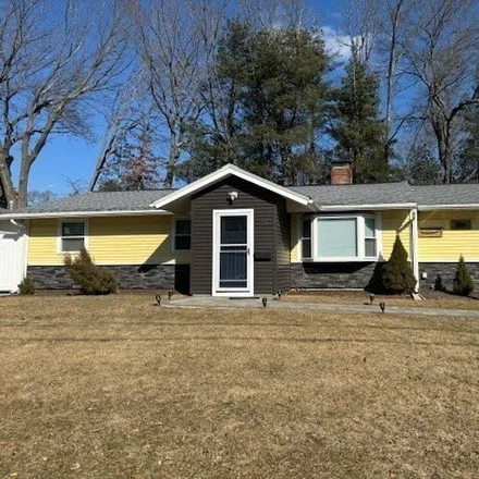 Rent this 3 bed house on 20 Fairbrook Road in Pinefield, Framingham
