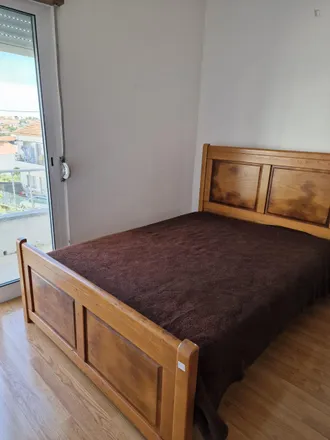 Rent this 3 bed room on Largo da Igreja in 2605-769 Casal de Cambra, Portugal