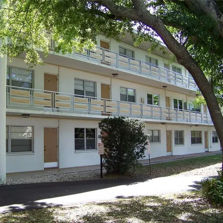 Rent this 1 bed condo on Washington Avenue in Largo, FL 33773