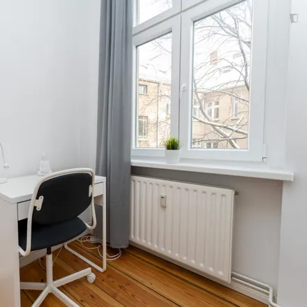 Rent this 4 bed room on Boxi Spätshop in Boxhagener Straße, 10245 Berlin