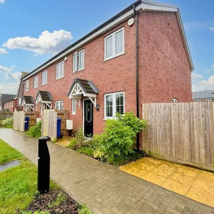 Rent this 3 bed townhouse on Hall Close in Sittingbourne, ME10 2QG