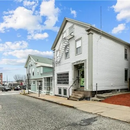 Rent this 3 bed condo on Anchor Bend Glass Company in Prospect Hill Street, Newport