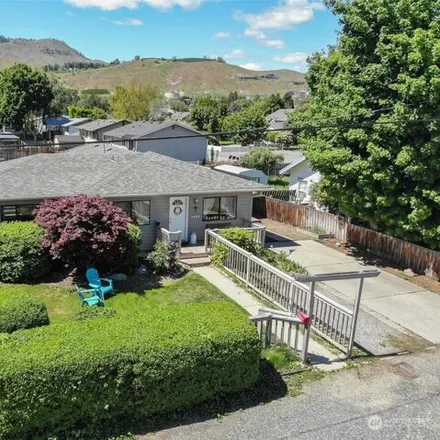 Buy this 3 bed house on 1422 Pershing Street in Wenatchee, WA 98801