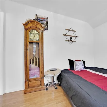 Image 9 - 44 Pennyfield Avenue, New York, NY 10465, USA - House for sale