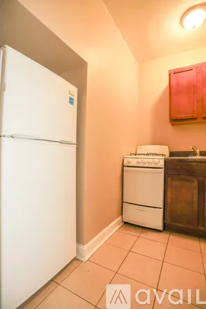 Rent this studio apartment on 922 W Eastwood Ave