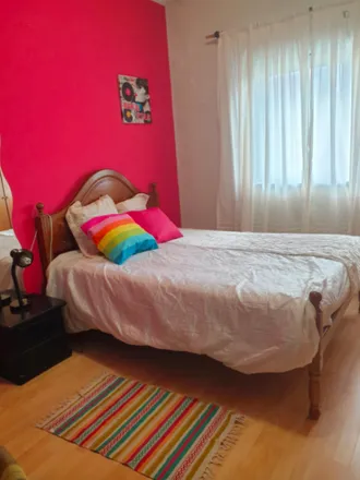 Rent this 4 bed room on Rua de Aval de Cima in 4200-105 Porto, Portugal