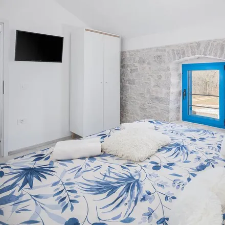 Rent this 2 bed house on 52464 Višnjan