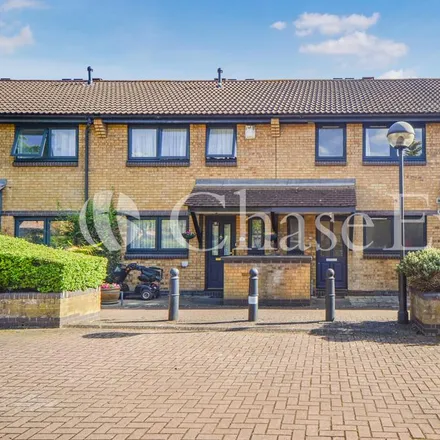 Rent this 3 bed townhouse on 53 Taeping Street in London, E14 9UT