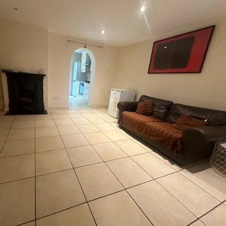 Rent this 4 bed townhouse on Friern Barnet Road in London, N11 1NE
