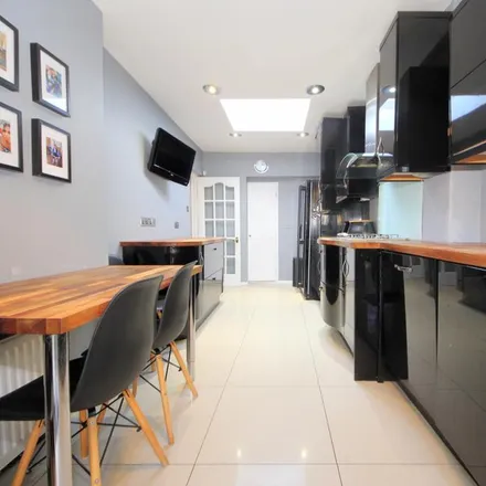 Image 3 - 10 Galliard Road, London, N9 7NG, United Kingdom - House for rent