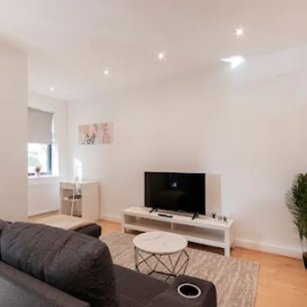 Rent this 5 bed apartment on 2 Julien Road in London, CR5 2DN