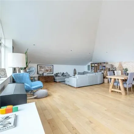 Image 7 - Western Gateway, London, London, E16 - Apartment for sale