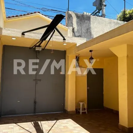 Buy this studio house on Confederación Nacional Campesina del Estado de México in Calle Ignacio López Rayón, 50140 Toluca