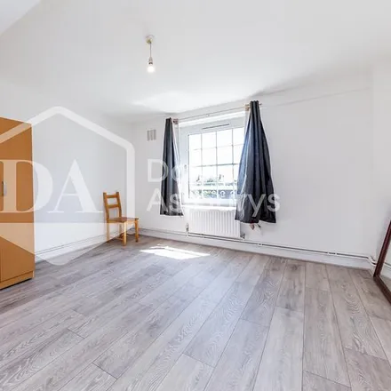 Rent this 3 bed townhouse on Eldon Road in London, N22 5DY