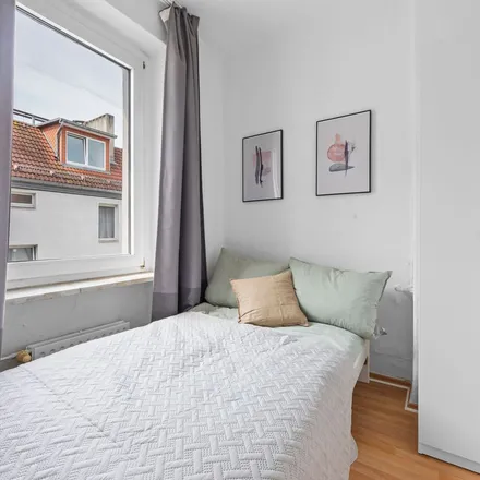 Rent this 3 bed apartment on Presse Tabak / Hermes Paket Shop in Stettiner Straße 30, 13357 Berlin