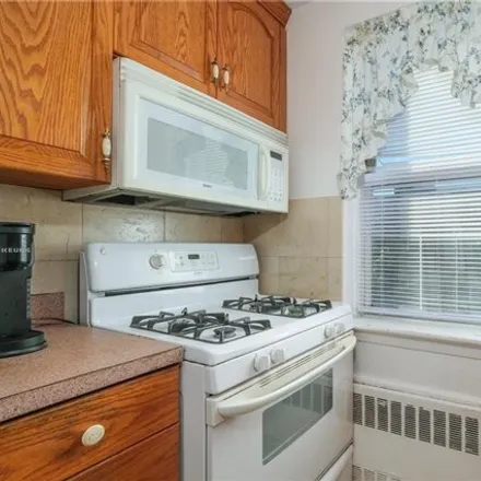 Image 7 - 512 McLean Avenue - East 240th Street, New York, NY 10470, USA - Apartment for sale