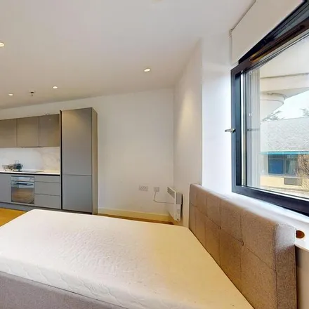 Rent this studio apartment on Great West Road in London, TW8 9GN