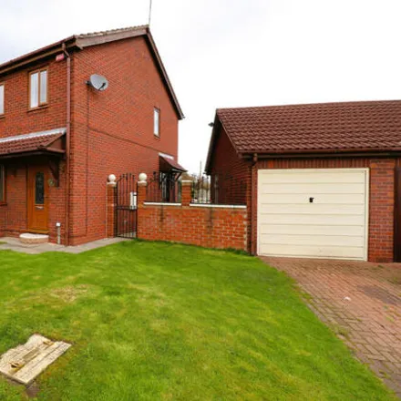 Buy this 3 bed duplex on Belle Green Close in Upper Cudworth, S72 8SN