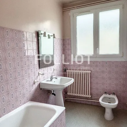 Image 2 - 1 Place du Champ de Foire, 14500 Vire Normandie, France - Apartment for rent