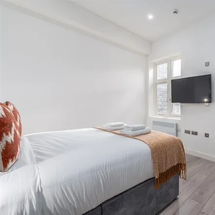 Image 2 - AHK Flooring, 246 Upper Richmond Road West, London, SW14 8AG, United Kingdom - Apartment for rent