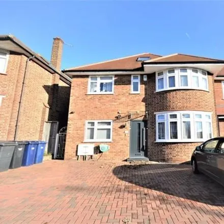 Rent this 5 bed house on Queens Way in London, NW4 2TN