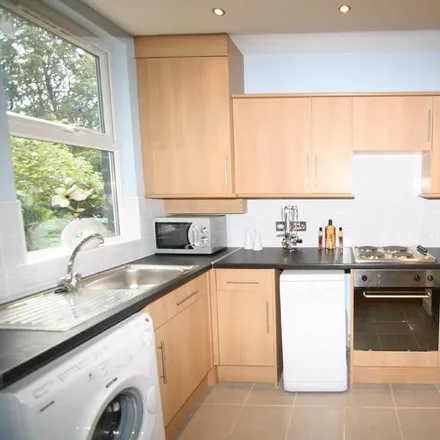 Rent this 5 bed house on Bethel United Church in Victoria Road, Leeds