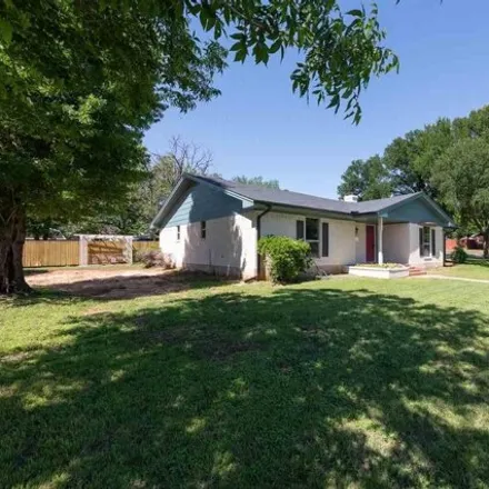 Image 2 - 1516 E Spring St, Henrietta, Texas, 76365 - House for sale