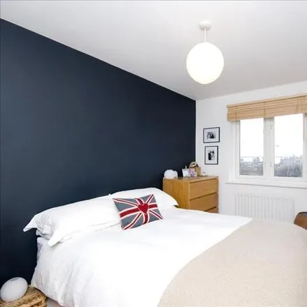 Image 4 - 106 Buxhall Crescent, London, E9 5JZ, United Kingdom - Apartment for sale