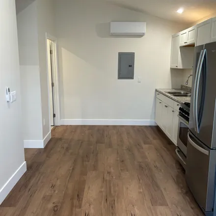 Image 4 - 7409 Woodlake Avenue, Los Angeles, CA 91307, USA - Apartment for rent