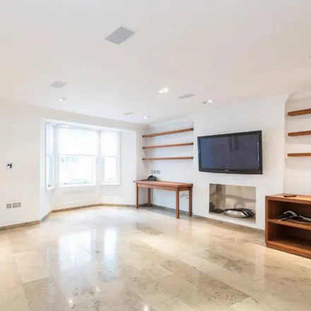 Rent this 5 bed duplex on 18 Alma Square in London, NW8 9QA