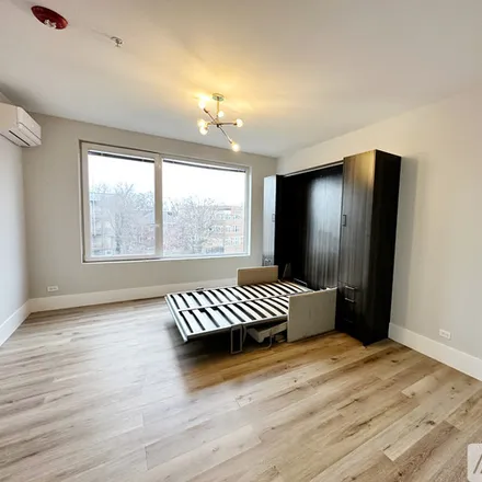 Rent this studio apartment on 1531 W Howard St